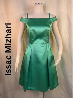 This Isaac Mizrahi New York dress features a gorgeous emerald/jewel green satin
